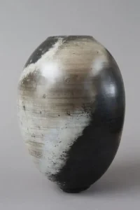exposition poterie contemporaine, Pièce en céramique sur mesure, vase haut en argile brute, pour un intérieur élégant et naturel.