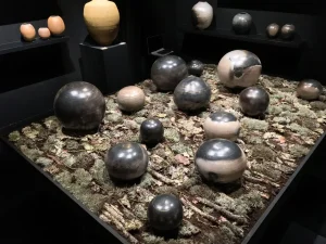 exposition céramique d'art, PAD, Avril 2018, Jardin des Tuileries, Paris, ses pièces emblématiques où l’art du feu révèle la profondeur de la terre