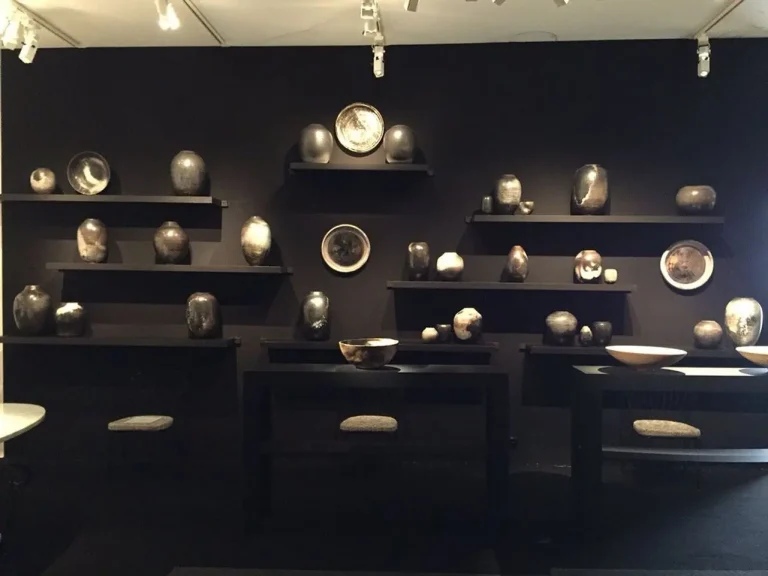 exposition céramique, Paris PAD, Avril 2016, Jardin des Tuileries, Paris, un ensemble de pièces où la puissance des émaux profonds dialogue avec la sobriété des formes