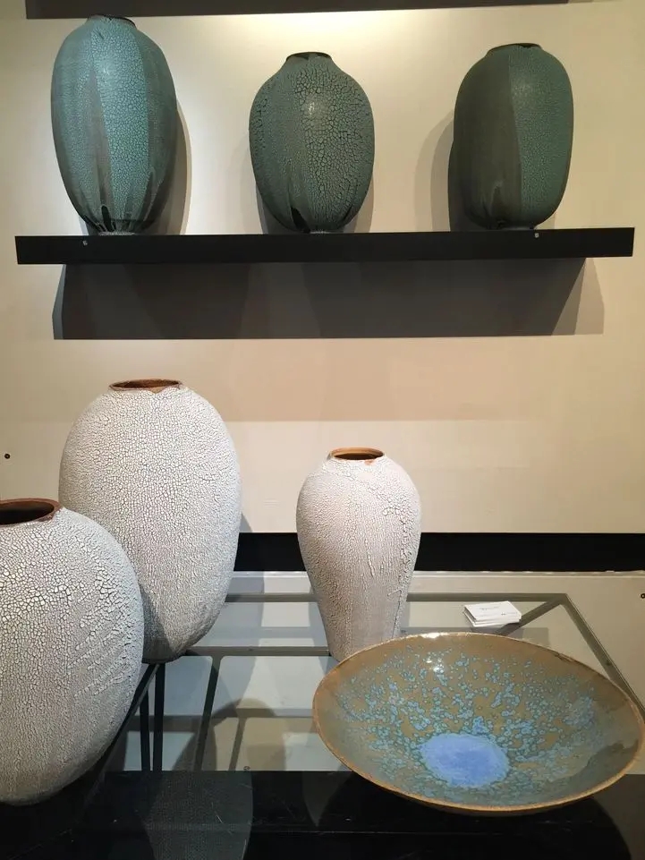 céramique exposition, Paris PAD, Mars 2017, Jardin des Tuileries, Paris, la profondeur des émaux dialogue avec la pureté des formes