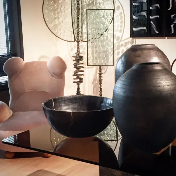 Exposition Rencontres, 2016, Not a Gallery, Paris, Ses céramiques, aux formes pures et aux émaux vibrants, témoignent d’un savoir-faire exigeant et d’une quête d’équilibre entre force et délicatesse