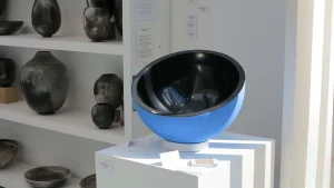 exposition contemporaine, Septembre 2015, Grand Palais, Paris, exposition revelations, Coupe en céramique pour le monde prestigieux, réalisé manuellement en France, la forme élégante, l'émail bleu