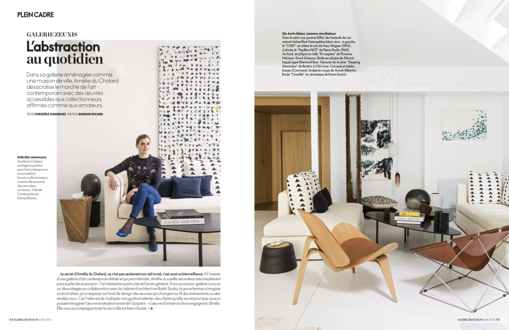 presse céramique contemporaine, création parisienne de la céramiste karen swami, exposée dans un intérieur design minimaliste, mettant en lumière l’esthétique épurée, l’art de vivre à la française avec des pièces en grès faites main
