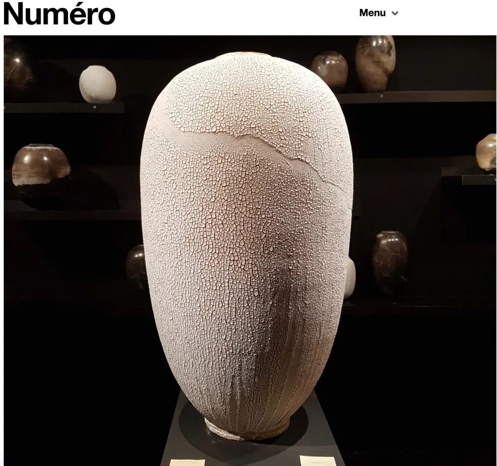 presse exposition céramique, création parisienne de la céramiste karen swami, pièce sahara en grès chamotté présentée au pad paris 2018, mettant en valeur l’art, fait main, l’esthétique minérale contemporaine