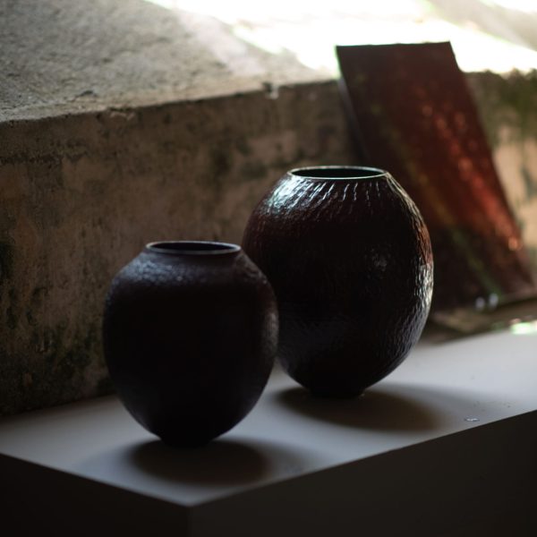 2 petits vases contemporains de luxe marrons foncés en céramique texturée exposés à l'exposition céramique d'art "Respiration Minérale" de Karen Swami, en collaboration avec Circuit des Chapelles Août 2025