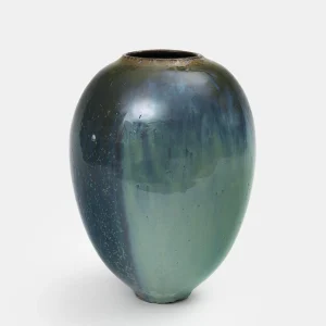 Vase en céramique artisanale Fréhel, inspiré de la mer de la Côte d’Émeraude. Pièce unique en grès aux nuances bleu-vert et reflets dorés.