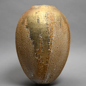 vase en grès texturé doré, surface craquelée et émaillée, finition artisanale évoquant l’écorce ou la matière organique, création contemporaine en céramique, pièce unique tournée, à la main, céramique d’art haut de gamme, vase décoratif fait main, objet en céramique de luxe, design français, céramique japonaise inspirée