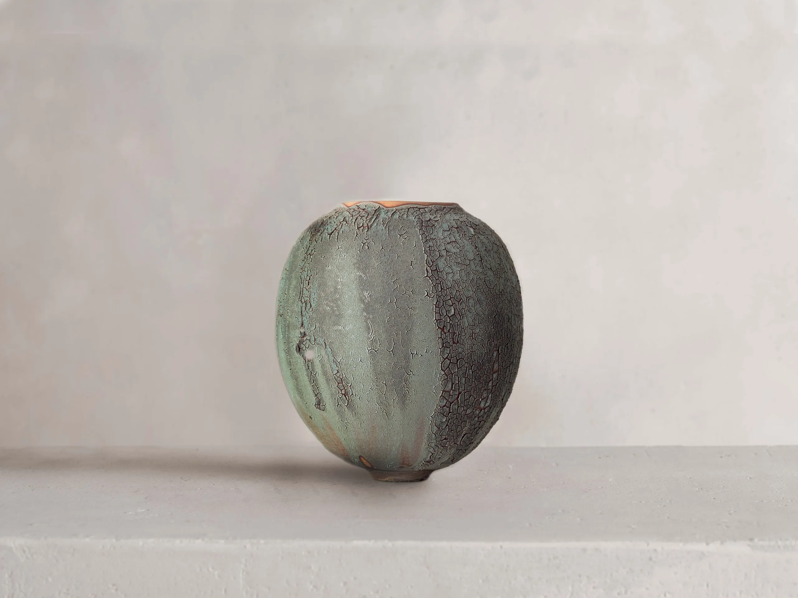 vase en céramique émaillée, arborant une teinte vert caïman profonde, texture craquelée unique, façonnée à la main, alliant savoir-faire traditionnel et esthétique contemporaine