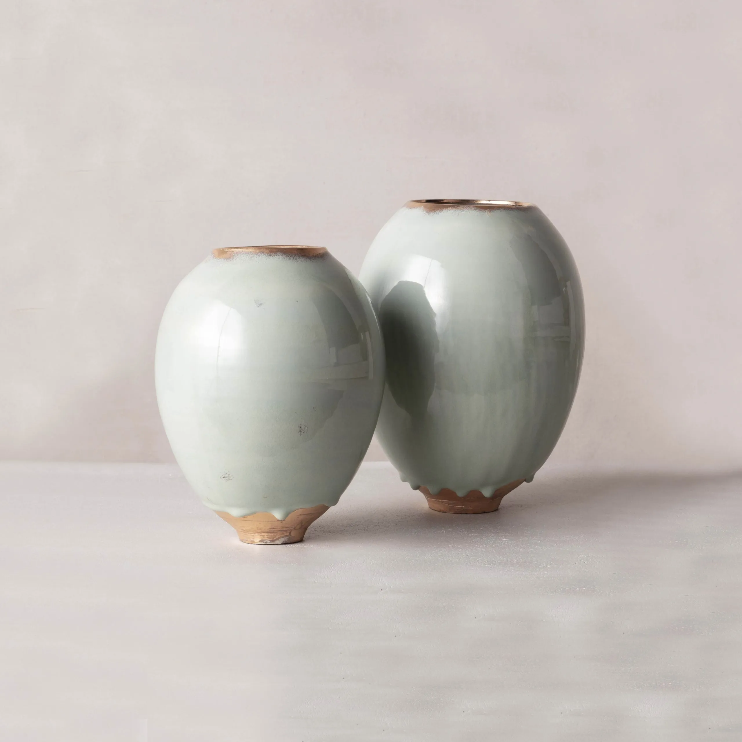 vase en porcelaine céladon, révélant une finition brillante et délicate, teinte douce et intemporelle sublime tout intérieur contemporain ou classique, cree par céramiste Karen Swami, à paris