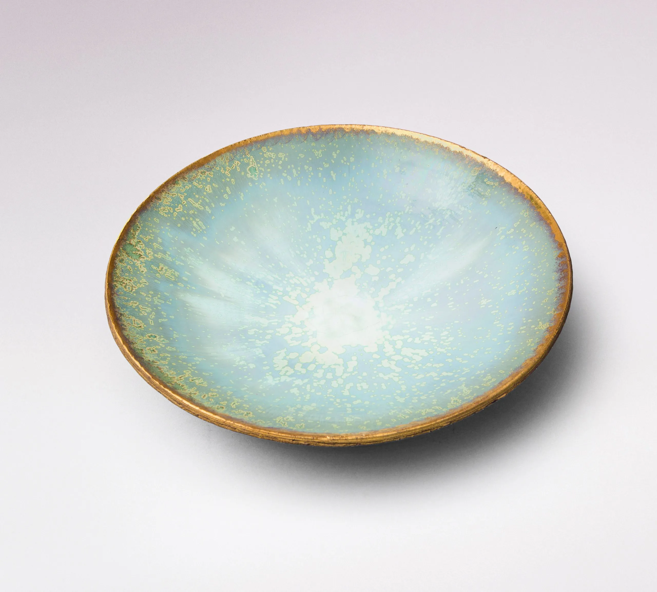 assiette en porcelaine émaillée bleu céleste, ornée d'une constellation de motifs cristallisés, pièce unique, le fruit d'une maîtrise technique raffinée, par atelier Français, à paris