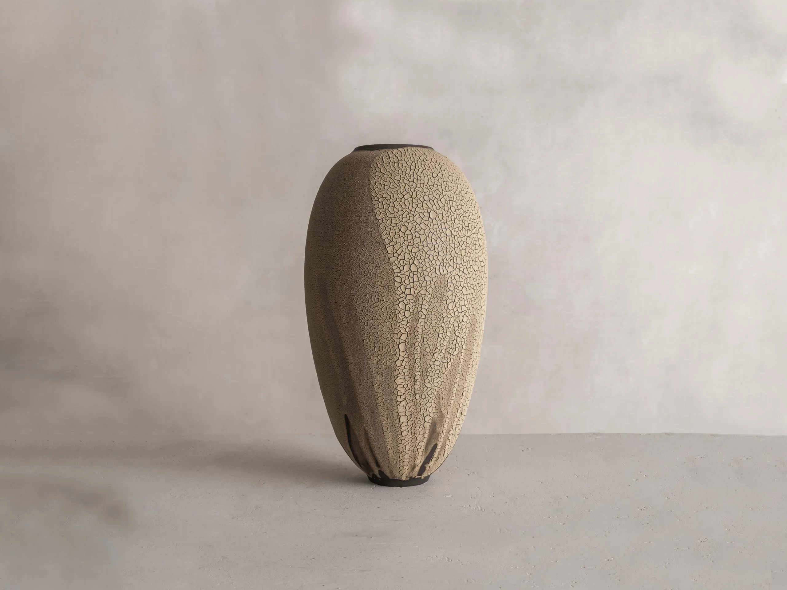 vase en grès émaillé sable, sublimé par un réseau naturel de craquelures, façonnée à la main, témoignant d'une maîtrise artisanale d'exception, atelier à paris, par céramiste Karen Swami