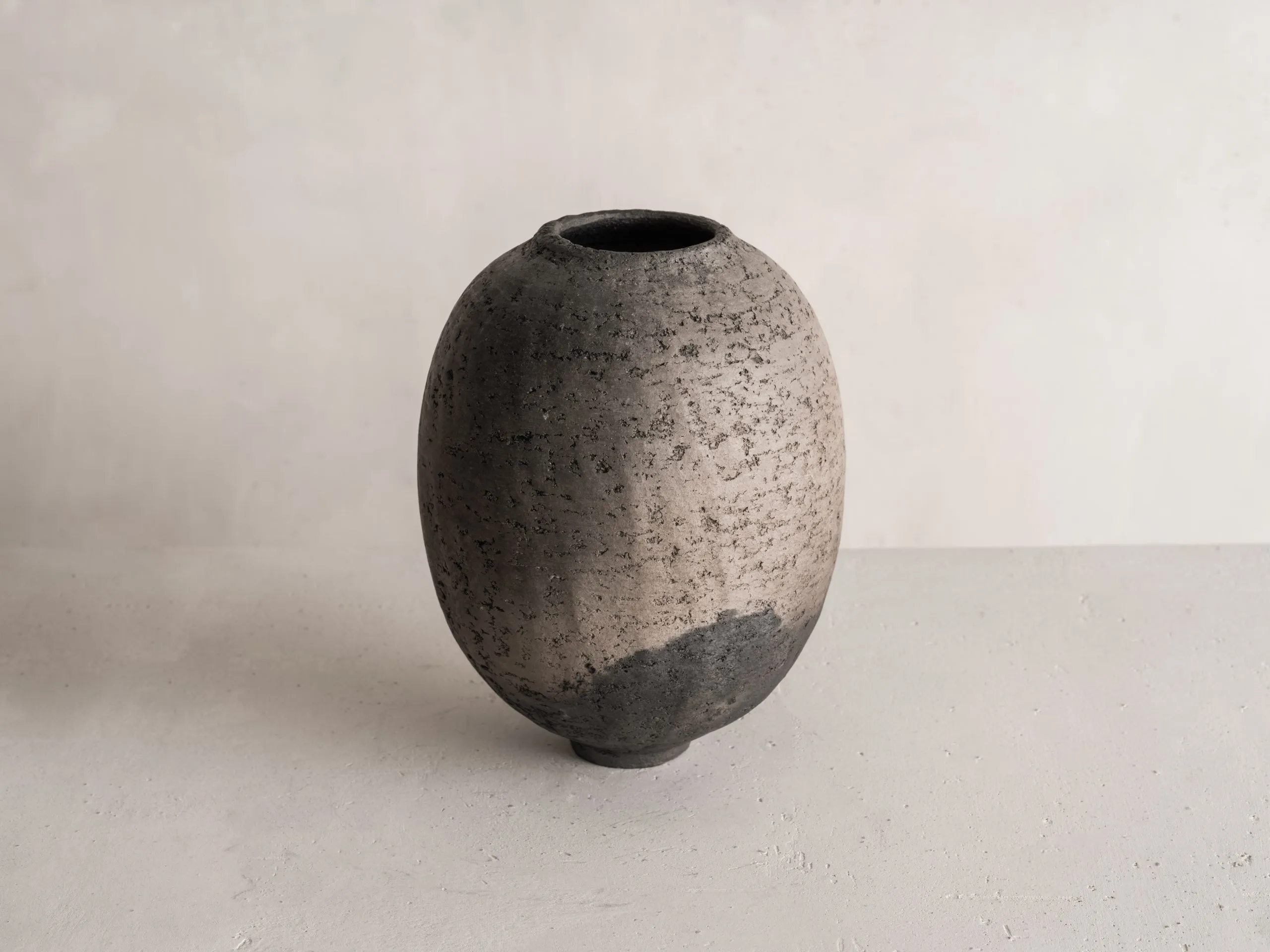 vase haut en céramique, tourné et émaillé à la main, illustre l'alliance parfaite entre tradition artisanale et création contemporaine. Il trouve naturellement sa place dans des espaces modernes et raffinés.