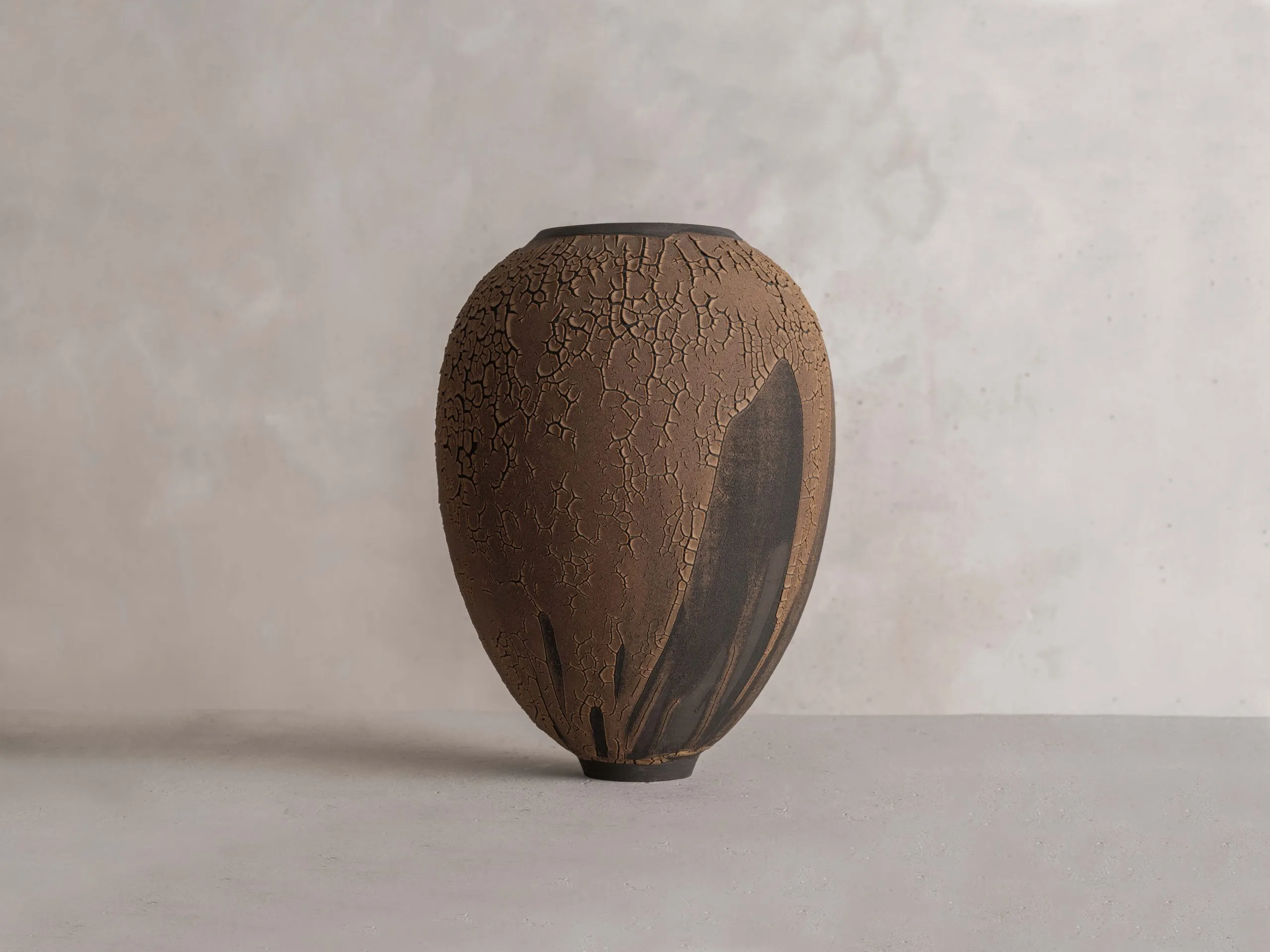 vase ceramique, à travers sa surface craquelée, teintes naturelles, en céramique artisanale évoque la beauté brute de la matière. Chaque détail est soigneusement travaillé pour un rendu organique et précieux.