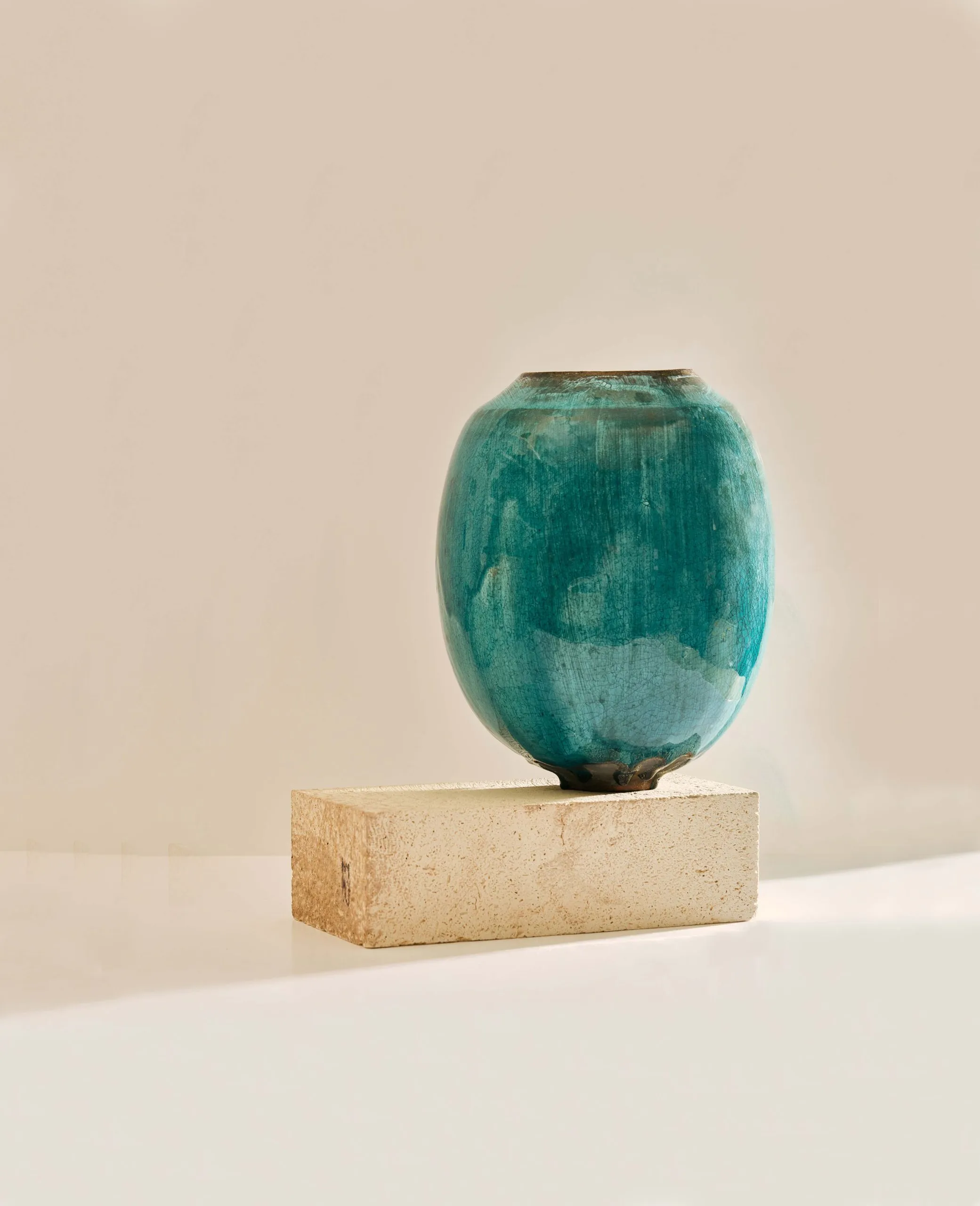 vase de collection, façonné à la main, exprime toute la force de la terre et de la texture naturelle, émail vert intense souligne un travail de surface remarquable, typique du design céramique français