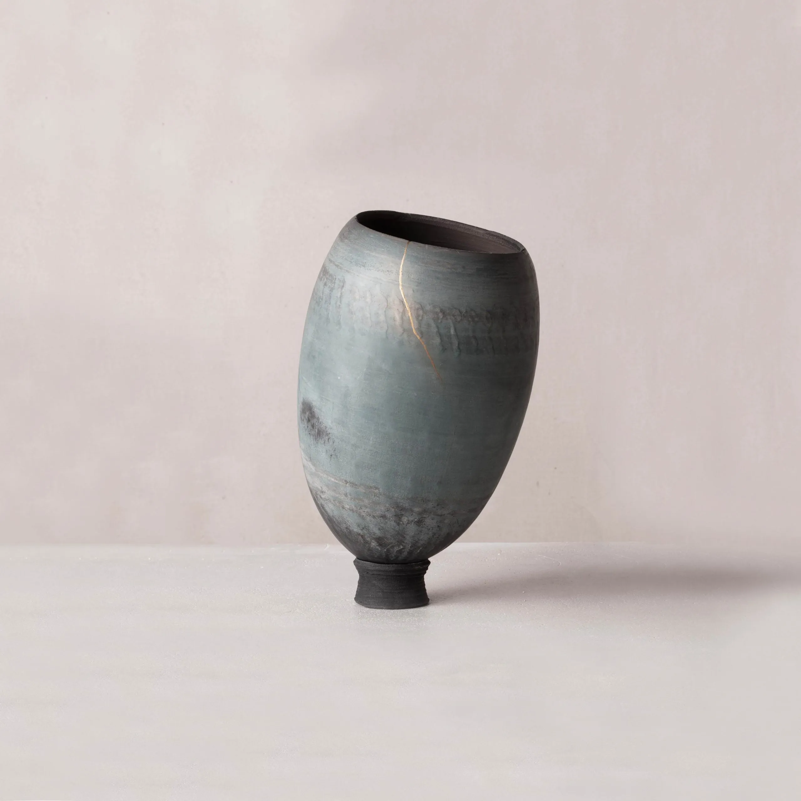 pièce en céramique, artisanale française dévoile, un émail doux et lumineux, entièrement faite main, incarne l'élégance discrète du design contemporain, l'excellence du savoir-faire