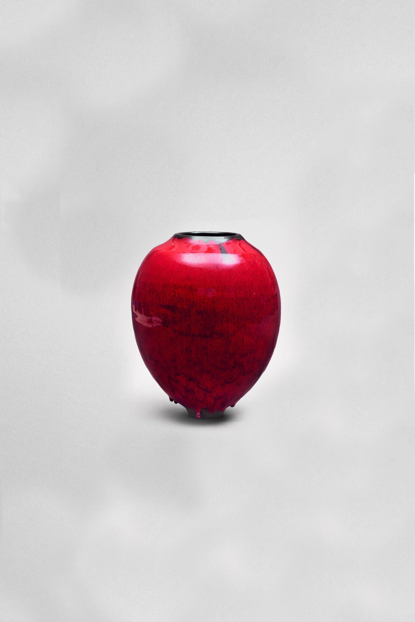 Pièce d’art en céramique française, faite main, émail rouge profond, finition brillante, parfait pour un intérieur raffiné, une collection de poterie artisanale