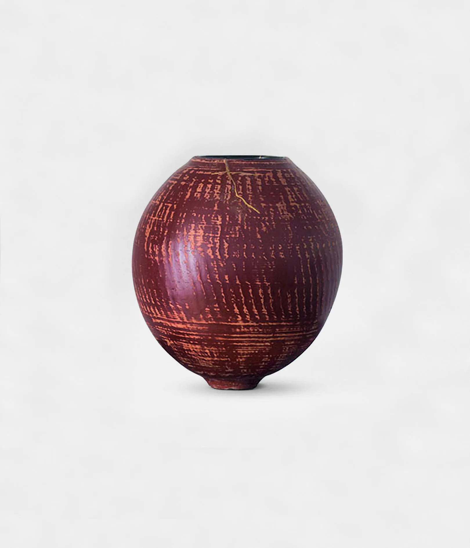 Vase en céramique artisanale, façonné à la main en France, surface texturée inspirée par la nature, idéal pour les amateurs de poterie française contemporaine