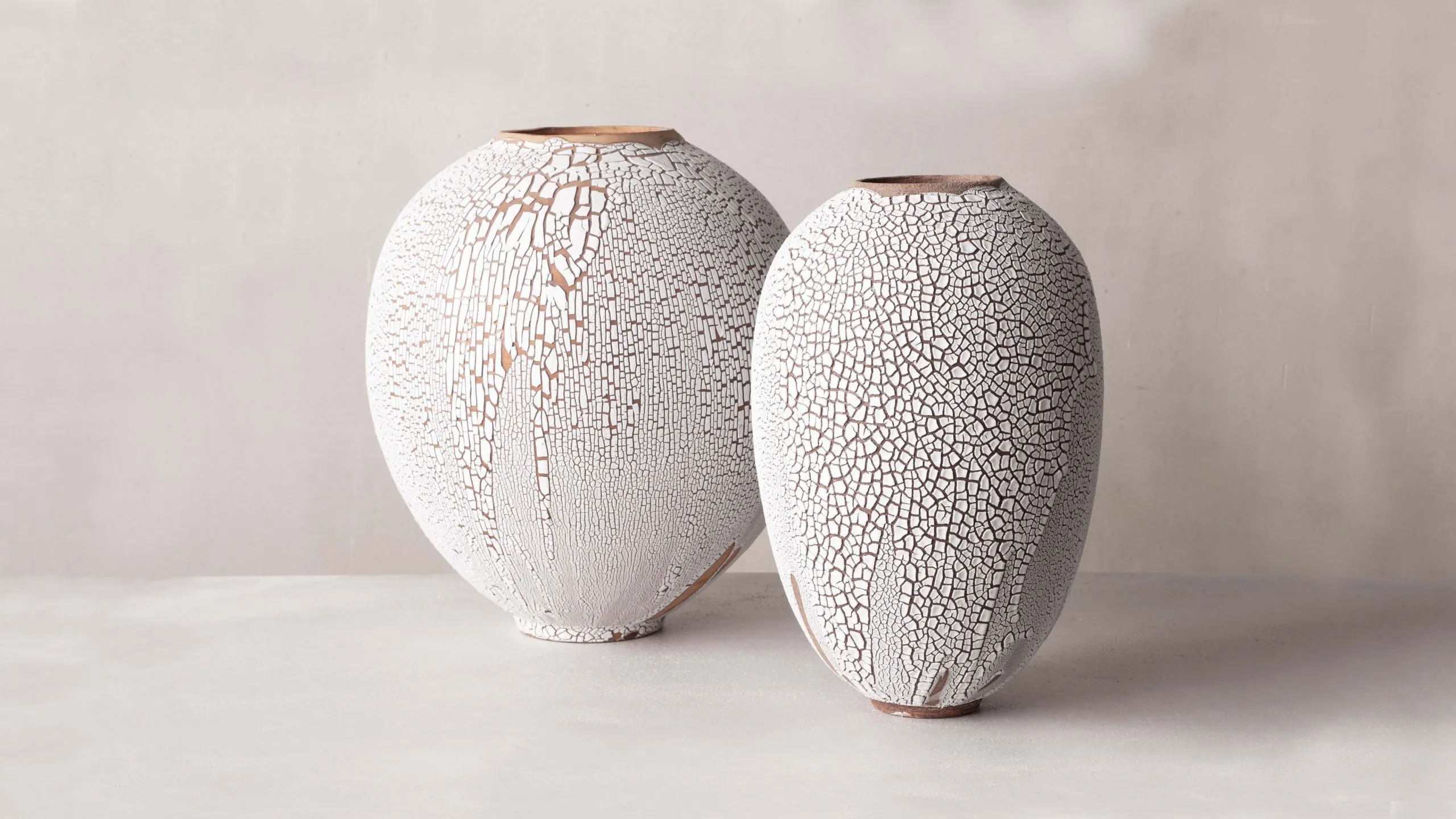 vases en grès émaillé blanc, ornés d’un éclat de craquelures délicates, création révèle un travail artisanal raffiné, une esthétique contemporaine, à la main, atelier à paris