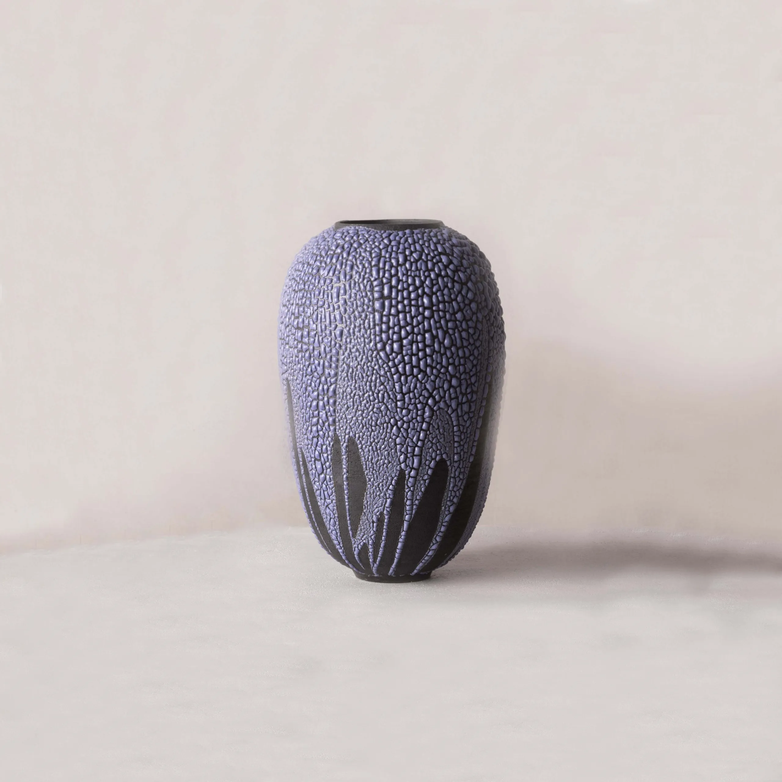 vase en grès émaillé glycine, au motif texturé et vibrant, évoquant un jardin luxuriant, réalisée à la main, soulignant l’excellence du savoir-faire artisanal