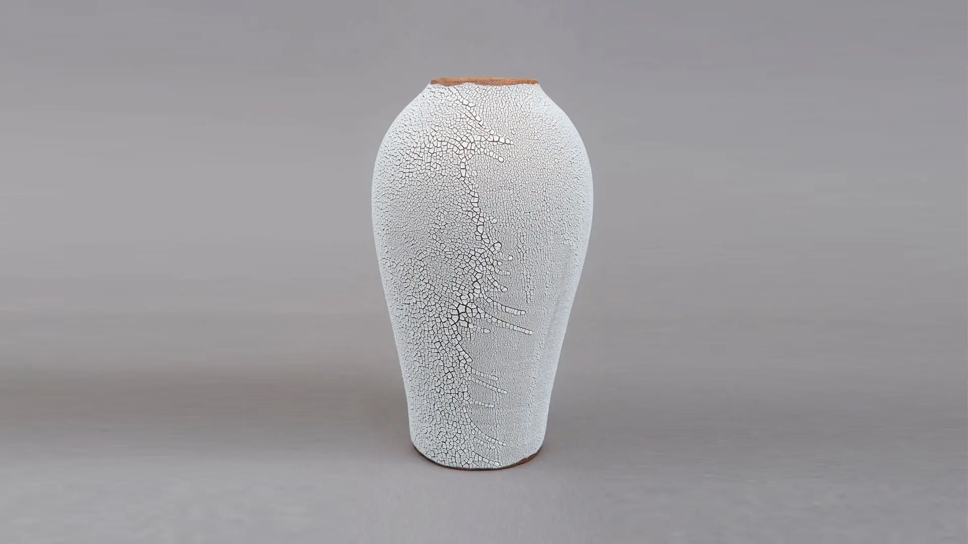 vase en grès blanc, céramique contemporaine, émaillage craquelé style raku, forme élancée, objet d’art fait main, pièce unique fabriquée à Paris, décoration en céramique, design luxe